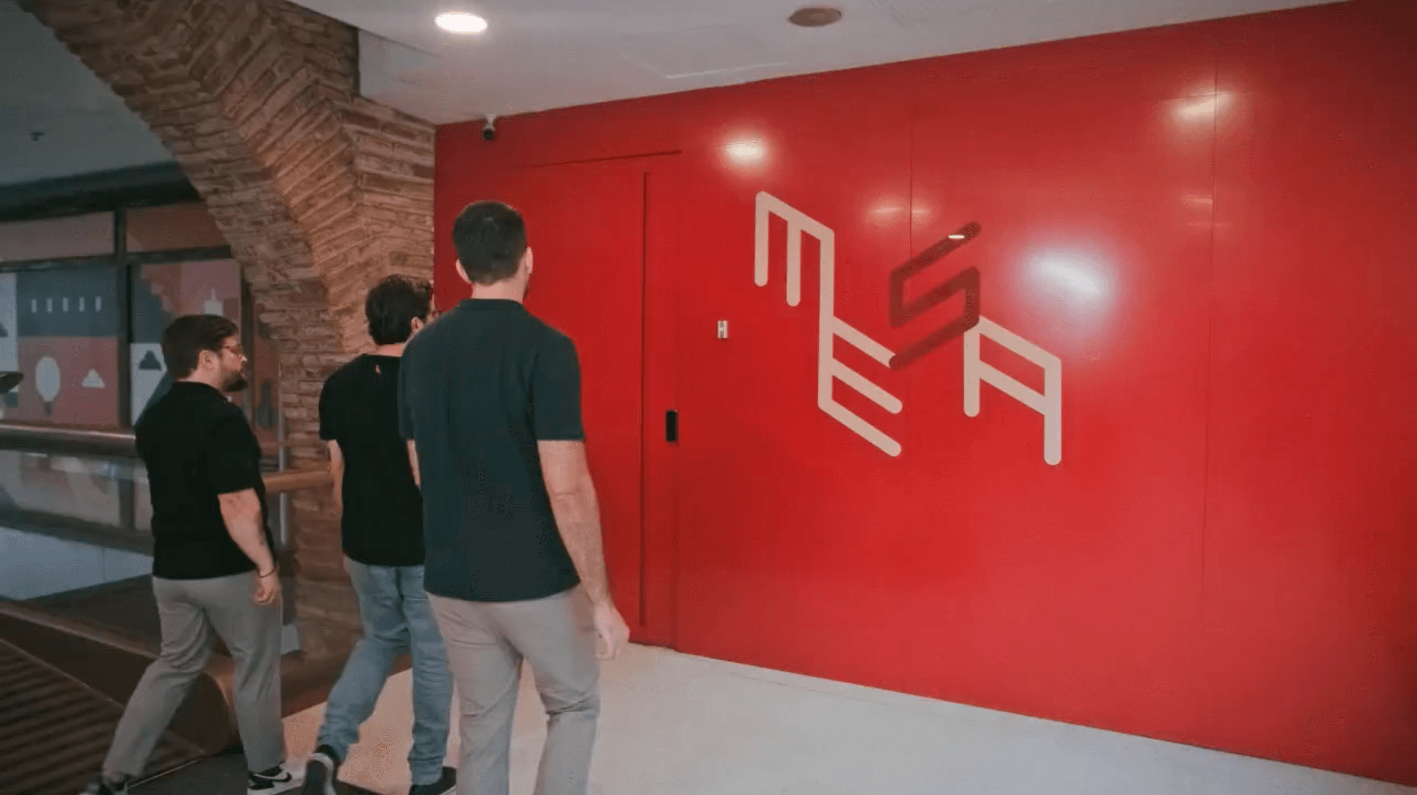 Time da Mesa reunido no escritório